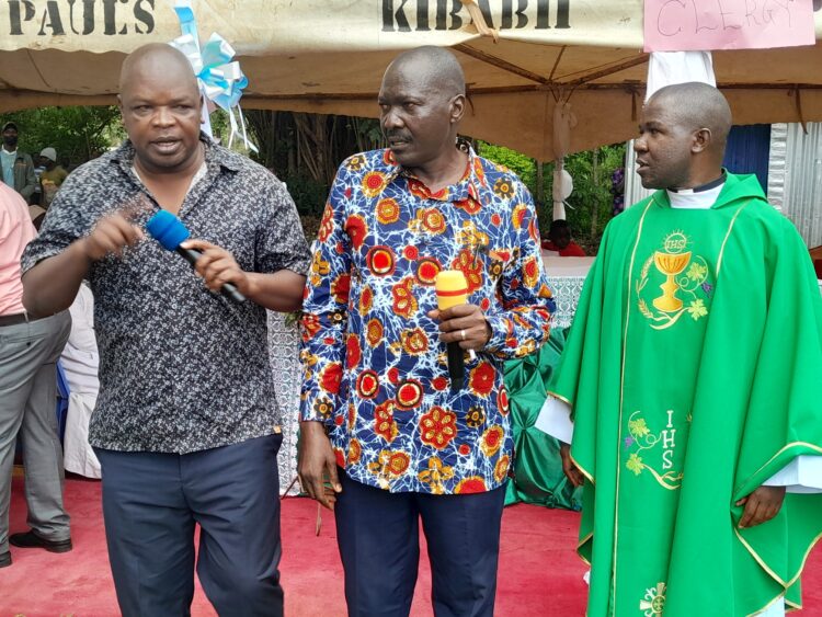 Mbunge wa Kabuchai Majimbo Kalasinga, mjumbe wa bunge la kaunti Kimaeti Jack Wambulwa na Mchungaji Baba Lucas Nandemu. Picha/Kwa Hisani