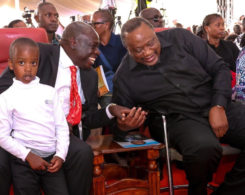 Rais Mstaafu Uhuru Kenyatta na Naibu Rais wa Zamani Rigathi Gachagua wakati wa ibada ya mazishi ya aliyekuwa Seneta wa Kirinyaga Daniel Karaba, Kaunti ya Kirinyaga, Aprili 1, 2026.