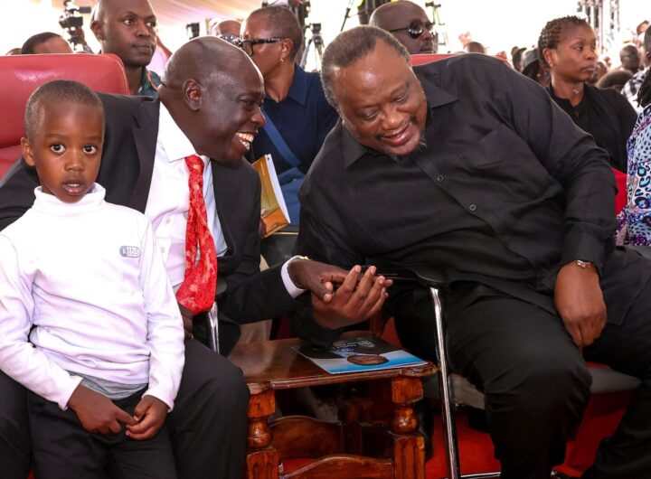 Rais Mstaafu Uhuru Kenyatta na Naibu Rais wa Zamani Rigathi Gachagua wakati wa ibada ya mazishi ya aliyekuwa Seneta wa Kirinyaga Daniel Karaba, Kaunti ya Kirinyaga, Aprili 1, 2026.